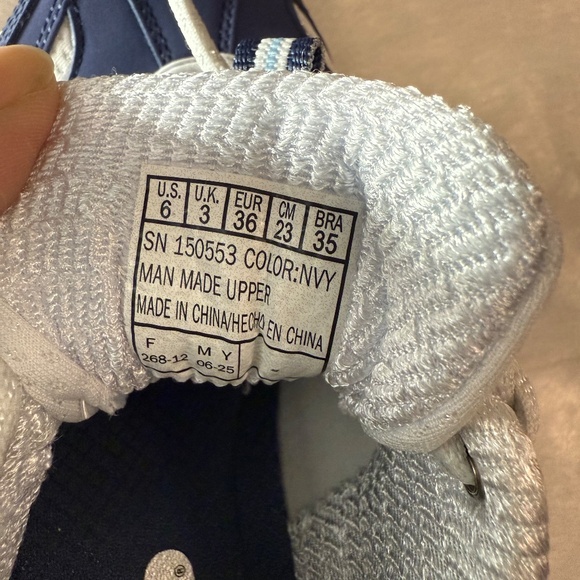 *SOLD* NEW! NWOT Beautiful Floral Sketchers - Picture 4 of 7